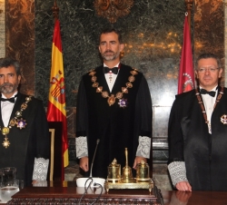 Su Majestad el Rey junto al presidente del Tribunal Supremo y del Consejo General del Poder Judicial, Carlos Lesmes y el ministro de Justicia, Alberto